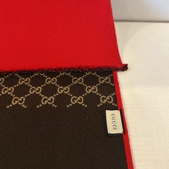Authentic Gucci Scarf NWOT, in box. Unisex wool/silk reversible logo scarf - Picture 2 of 8